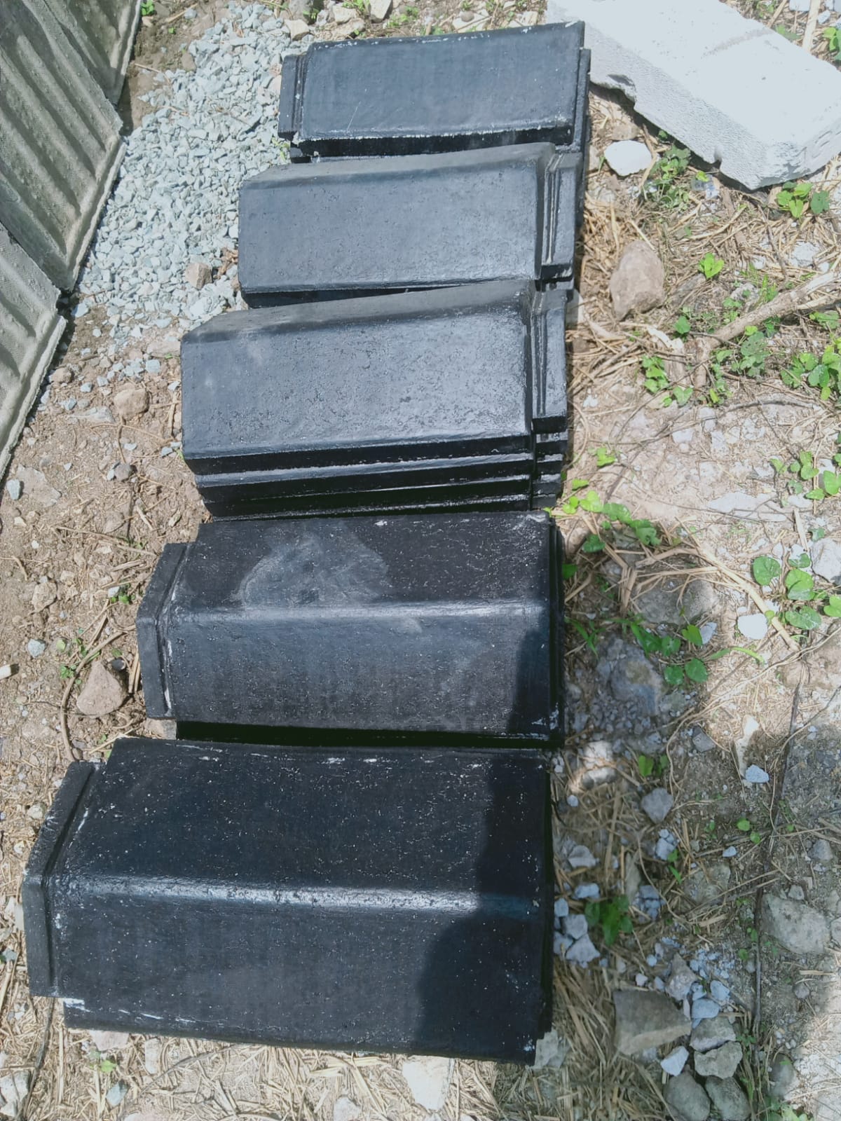 Nok genteng beton flat hitam